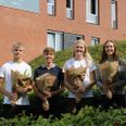 Fem elever fra SCU blev tirsdag hædret med blomster efter flotte internationale sportspræstationer. Pressefoto.