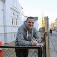 Jacob Solsø Holm foran bygningen, der skal huse Aarhus’ første børnehøjskole. Håndværkerne er stadig i gang.
