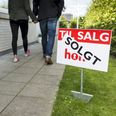 Der kunne sættes et Solgt-mærke på mange Til Salg-skilte i 2025. Der blev nemlig solgt rigtigt mange huse i løbet af året. Faktisk overgås 2025 i den henseende kun af coronaårene 2020 og 2021. Foto: Palle Skov