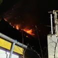 Ilden var gået gennem taget, da brandfolkene nåede frem. Foto: Presse-fotos.dk.