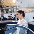 Kronprinsesse Mary stiger ind i bil ved kronprinsparrets besøg i Aarhus i maj 2018.