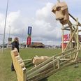 Thomas Dambo rejser verden rundt, og har netop bygget skulpturer i Puerto Rico og Australien. Sidste år byggede han til Smukfest i Skanderborg et interaktivt genbrugsland, som kan ses på hjemmesiden www.thomasdambo.dk.