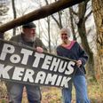 Det spredte sig med lynets hast på de lokale facebooksider, da Pottehusets gamle håndlavede egetræsskilt pludselig blev stjålet. Troels og Aase Kvorning er lykkelige over, at det igen er tilbage og kan være med til at fortælle den mere en 50 årige historie om pottemagerværkstedet på Keramikvej. Foto: Simon Carlson