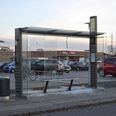 Busskuret ved Rema 1000 på Klokkeskovvej i Stavtrup er blevet smadret to gange i år. Senest 16. februar. Der er yderligere et busskur, som har lidt samme skæbne i byen på Ormslevvej. Billedet her er fra 3. januar. Foto: Jeppe Rafn.