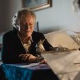 Birthe fortæller til Alma, der lytter, mens hun koncentreret laver den første skitse. Foto: