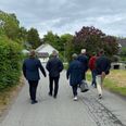 Antallet af deltagere i borgmester Steggers rundtur i Rosmus forleden afspejler slet ikke, at Rosmus Skole hver dag er hjemsted for 380 skoleelever og 100 i Børnehuset. Skoleleder Lars Robdrup skimtes i rødt. Foto: Lars Norman Thomsen
