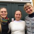 KulturHotellet i Rønde er klar med masser af international sang. På billedet er Johanne Baadsgaard Lange, sanglærer. Lyudmilla, elev fra Job og sprog Djurs. Elise Trøllund Engrob Kokholm, leder af Sangkraft Syddjurs. Foto. KulturHotellet Rønde