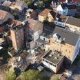 En borger har uden held forsøgt at stikke en kæp i hjulet for opførelsen af byggeriet LilleNyhavn på Adelgade i Skanderborg. Miljø- og Fødevareklagenævnet har nemlig afvist en klage fra borgeren, der mener, at Skanderborg Kommune har givet en ulovlig dispensation. Foto: Michael Wulff