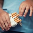 Kræftens Bekæmpelse og TrygFonden efterlyser flere indsatser, der kan nedbringe antallet af 20-24-årige, der ryger. Arkivfoto: Adobe Stock