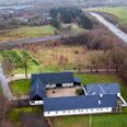 Ejendommen på Vestervej i Stilling grænser op til jernbanen, der er ved at blive elektrificeret. Derfor vil 550 kvm. op til banen blive eksproprieret. Foto: Michael Wulff