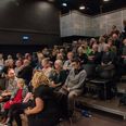 Der måtte findes ekstra stole frem for at få plads til de mange, der var nysgerrige på at vide mere om landsbyfællesskaberne.