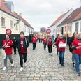 Lidt over 10 lokale sygeplejersker gik på gaden i Ebeltoft, for at sætte fokus på ligeløn. Privatfoto