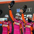 Mikkel Jensen til venstre fik lov til at køre bilen i mål efter 12-timers-løbet i Sebring. Han kørte på hold med amerikanerne Scott Huffaker i midten og Ben Keating til højre.