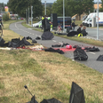 Billeder fra stedet viser rødt pulver og et anseligt antal paraplyer på en cykelsti. Foto: Presse-fotos.dk