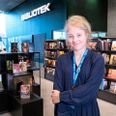 Biblioteksformidler hos Dokk1, Randi Heide, er stolt af det nye område med lette bøger for voksne. Området er en stor succes.
