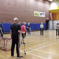 Deltagerne får prøvet en række nye sportsgrene, her prøver de kræfter med floorball.