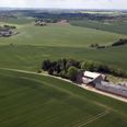 På denne gård planlægges der et et hundecenter. Men det er naboerne ikke trygge ved. Nu er der også etableret en hundesalon. Dronefoto Michael Wulff