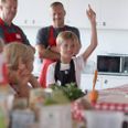 På Fars Køkkenskole mødes fædre og børn i et skolekøkken, hvor de hygger sig, mens de laver dagens ret og lærer seje køkkentricks. Foto: Presse