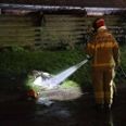 Brandslukning udenfor boligen.