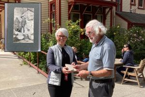 Det er lidt af et mysterie, hvordan et over 100 år gammelt fotoalbum havnede hos Vibe Antik i Aarhus. For nylig blev det afleveret på museum i New Zealand.