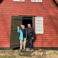 Skovarbejderhuset Mikkeldal blev oprindeligt opført for godt 100 år siden og husede dengang en skovarbejderfamilie på fem. I 2014 fik Gammel Estrup Danmarks Herregårdsmuseum istandsat huset. Nu søges der nye folk til skovarbejdergruppen ved et åbent hus-arrangement 1. maj. Pressefoto