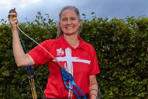 Sammen med to holdkammerater vandt 47-årige Kristina Bejder fra Thorsø guld ved VM i den knap så kendte disciplin 3D bueskydning.