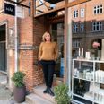 Frisør Kristina Graversen, der er indehaver af Hårgalleriet på Frederiksbjerg i Aarhus, frygter, at hun ikke har råd til at fortsætte i sit nuværende erhvervslejemål, hvis huslejen stiger med 50 procent.