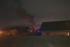 Politi og brandvæsen blev mødt af meterhøje flammer.