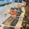 Projektleder Maja Laasholdt Friberg med noget af materialet til Stem Med' kampagnen i Syddjurs de kommende uger. Pressefoto