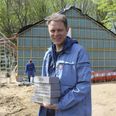 Simon Kangas Larsen er projektleder og glæder sig over, at spejderhytten i Lisbjerg er ved at tage form. Her står han med nogle specielle sten, som skal mures ind.