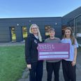 Anne Møller Kristensen fremviser glad den store check fra Nordea-fonden. Her står hun sammen med Anders Skaaning og Anna Eiler Moesgaard, begge fra 9.a på Stilling Skole. Privatfoto