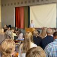 Den konstituerede forstander, Peter Seiding, byder velkommen til eleverne på første skoledag forleden. Foto: Risskov Efterskole