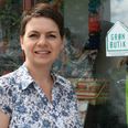 Lene Langballe har fået et bevis i vinduet for, at Stof & Sy nu er en grøn butik.