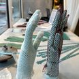 Smykkebutikken ToForm sælger mange vielsesringe, men lige nu er der flere handsker end ringe i vinduet. Foto: Tahmasbi