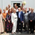 Hele medarbejdergruppen bag Tørring Rideskole og Tørring Skole stillede op, da der blev sagt farvel til Else Marie Frandsen og Vagn Frandsen (i midten). Foto: Jan Szwed
