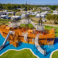 Grenaa Strand Camping kan blandt andet prale af sin store piratskibslegeplads. Campingpladsen er nu kåret som Midtjyllands bedste og den fjerdebedste i landet. Foto: Grenaa Strand Camping