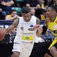 Bakken Bears' Adama Darboe i kamp med HorsensIC's Charles Callison under første finalekamp i serien. Mandag vandt det aarhusianske hold for fjerde gang i træk i finale-serien og er dermed danske mestre for tredje år i træk.