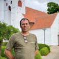 Peder Lund, der er graver og kirkegårdsleder for landsbykirkegårdene i Skanderborg Provsti, oplever alt for ofte tyverier fra både gravsteder, kirker og værksteder. Arkivfoto: Grethe Bo Madsen