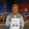 Jørgen de Mylius med diplomet, der fortæller ham og vi andre, at han er blevet udnævnt til æresmedlem af Memory Lane Rockmuseum. Foto: tilsendt