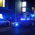 Torsdag aften var Københavns Politi massivt til stede ved en Lidl på Roskildevej i Valby efter en anmeldelse om et knivstikkeri. Foto: presse-fotos.dk