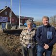 Annette Munch, en af Brugsens Venner, og uddeler Nikolaj Hansen udenfor Brugsen Helgenæs med den skønne beliggenhed ud mod vigen. Foto: Anette Bonde.