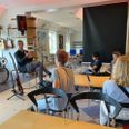 Tue West var forbi Risskov Efterskole for at fortælle om Koda og skrive en sang med eleverne.