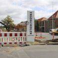 Der er høj aktivitet foran Engdalskolen i sommerferien. Der etableres kys og kør bane.