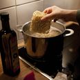 »Vi oplever en trend, hvor især børn og unge spiser produktet direkte fra pakken. Dette kan absolut ikke tilrådes,« siger sektionsleder i Fødevarestyrelsen. Arkivfoto: Mie Brinkmann, Politiken