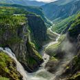 Hardangervidda er et af Norges smukkeste naturområder og landets største nationalpark Området er et populært vandremål, men også kendt får hurtige vejr og svært terræn. Det har tidligere været destination for den danske udgave af Alene i Vildmarken. Foto: Adobe Stock