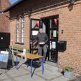 Daglig leder Kenneth Flammild og frivillige i caféen er klar til at levere mad ud af huset fra terrassen ved Café Grenaa.