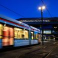 Politiet hev to unge mænd ud af et letbanetog natten til fredag. Foto: Aarhus Letbane