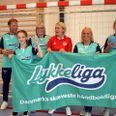 Til ære for fotografen stillede folkene bag Lykkeligaen i Mårslet op i det ene håndboldmål. Fra venstre mod højre er det: Træner Ole Gade, spiller Sarah Axen, mor Lotte Schmelling Friese, Lykkeliga-stifter Rikke Nielsen, træner og mor Lisbeth Axen og spiller Louise Schmelling Friese.