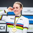 Julie Leth fra Mårslet vinder guld og ses her under medaljeceremonien efter kvindernes pointløb ved VM i banecykling i Ballerup Super Arena i Danmark søndag den 20. oktober 2024. Foto: Mads Claus Rasmussen/Ritzau Scanpix)