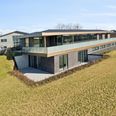 »Vi skal ud og finde en person, der måske er fra Aarhus, og som kan se, at et tilsvarende hus i Aarhus ville koste 30 millioner,« har ejendomsmægler Jacob Laage tidligere fortalt til avisen, og han fik ret. I hvert fald er køberen af Harevænget 39 fra Aarhus. Foto: John Frandsen